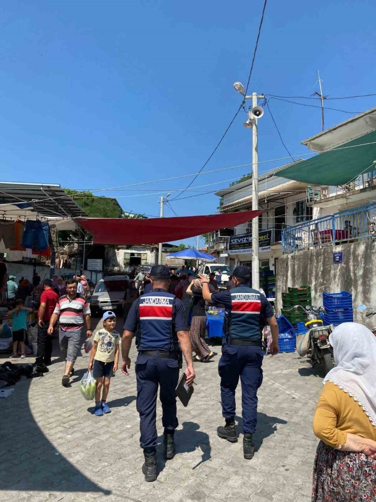 Jandarma pazaryerinde bilgilendirmede bulundu