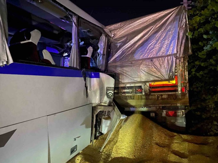 Yolun kenarında duran tıra işçi servisi çarptı