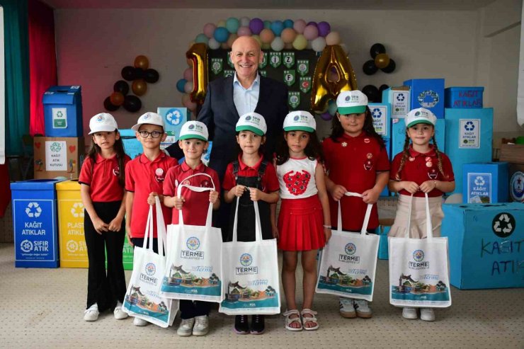 Miniklerden geri dönüşüm kutularıyla yarıştı