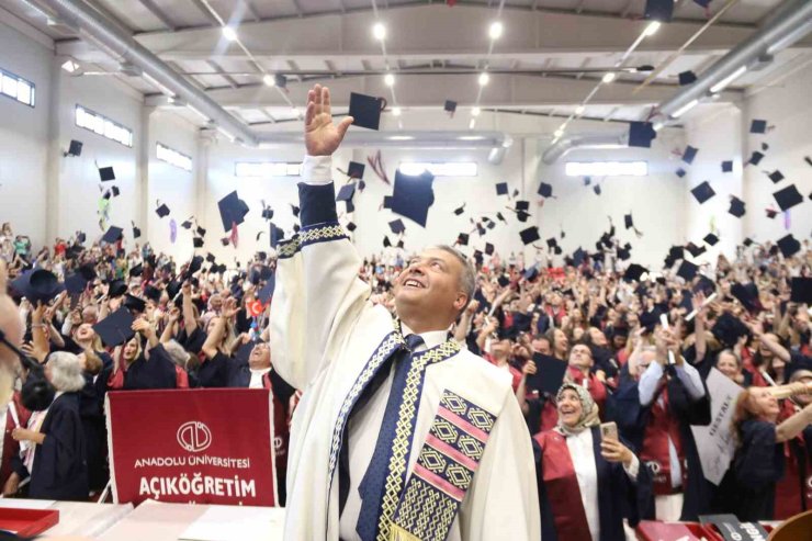 Kimi 63 yaşında üniversite mezunu oldu kimi de profesör olmasına rağmen bölüm bitirdi