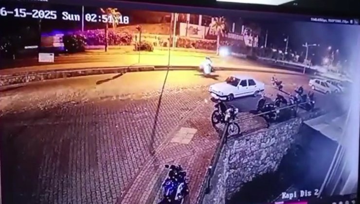 Antalya’da motosikletli gençleri hayattan koparan kaza kamerada