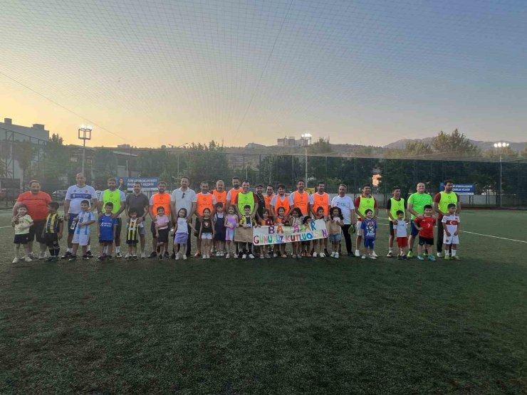 Babaları sahada çocuklar ise tribünde ter döktü