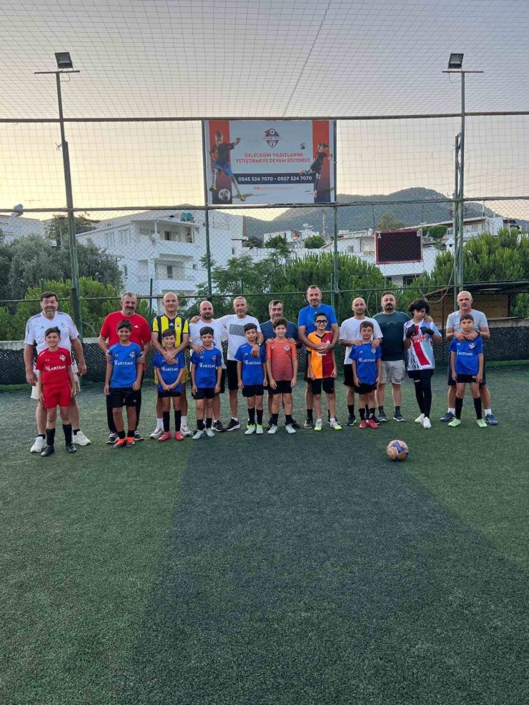 Futbol sahasında Babalar Günü coşkusu