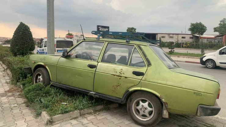 Karaman’da direğe çarpan otomobilin sürücüsü kazayı yara almadan atlattı