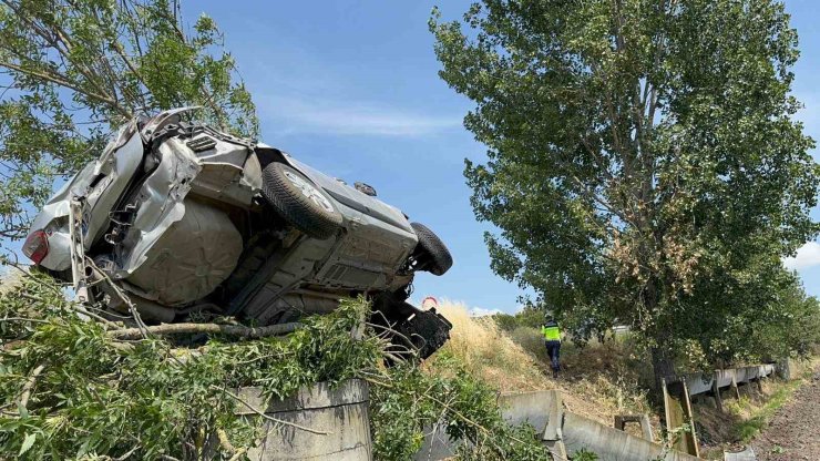 Balıkesir’de takla atan otomobil kanala uçtu