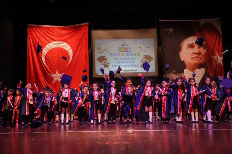Büyükşehir kreşlerinde 208 öğrenci kep fırlatıp mezun oldu
