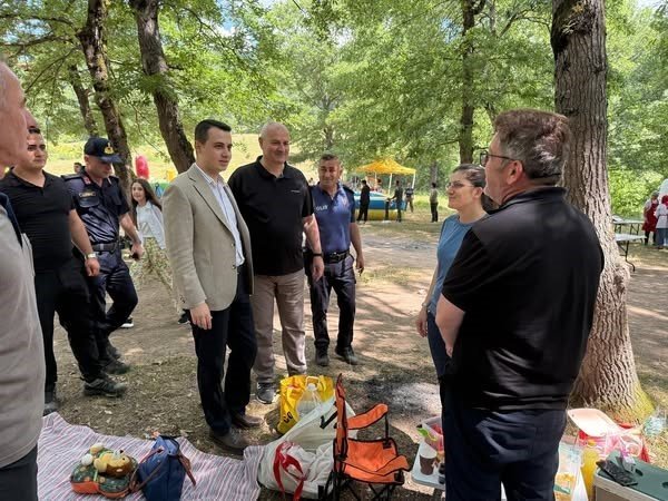 Aile pikniğinde bir araya geldiler