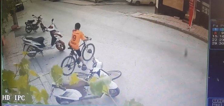 2 bisikletin 40 saniyede çalındığı anlar güvenlik kamerasında