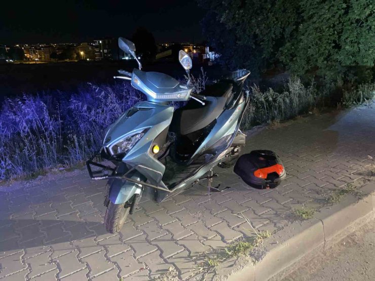 Bir araç motosiklete çarpıp kaçtı: 2 yaralı