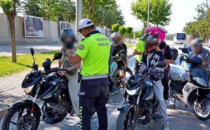 Isparta’da trafik uygulamasında 10 araca ceza kesildi