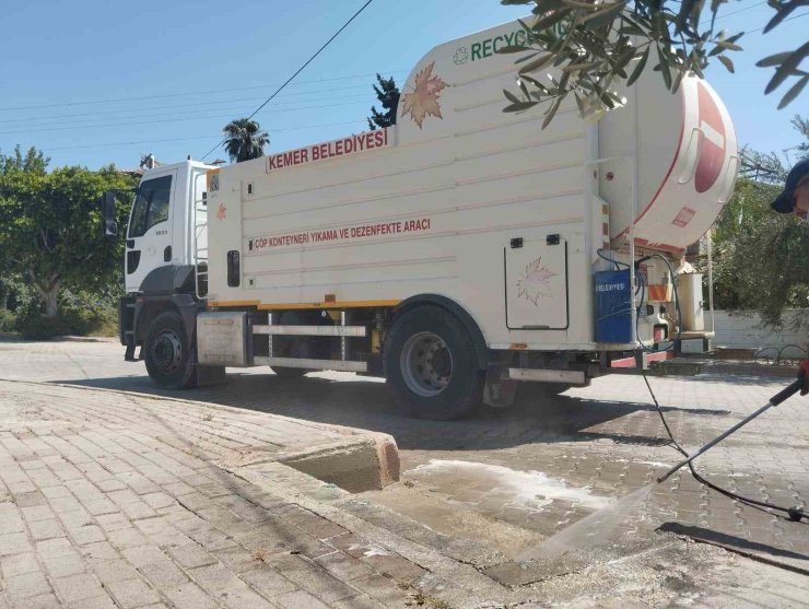 Kemer’de çöp konteynerleri dezenfekte ediliyor