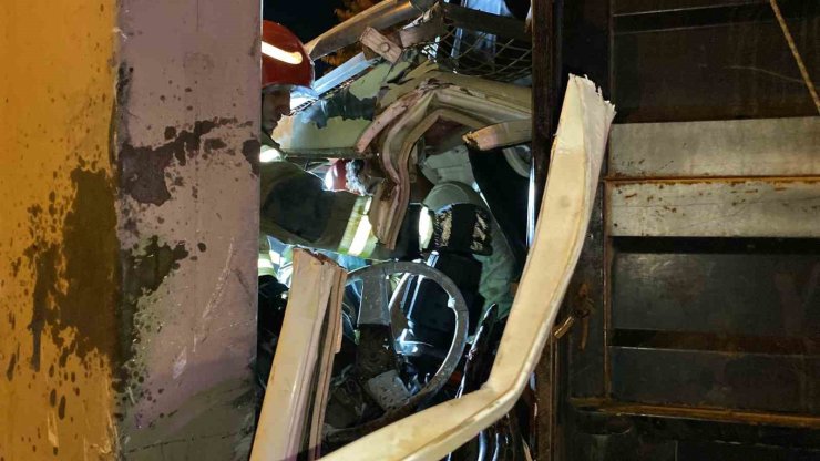 Yön levhasının direğine çarpan kamyonet kağıt gibi ezildi: 1 yaralı