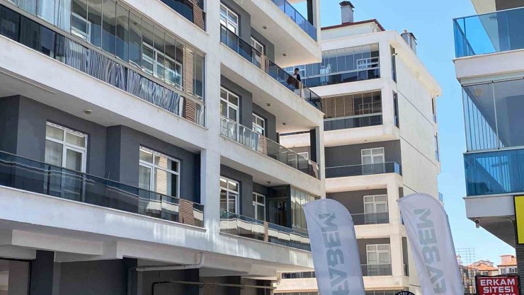 Balkona çıkıp bıçakla kendini yaraladı