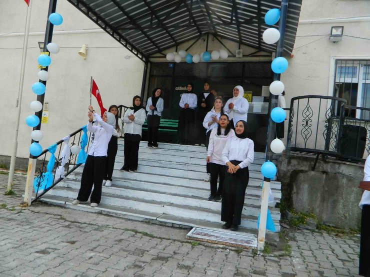 Posof’ta öğrencilerin şiir programı beğeni topladı