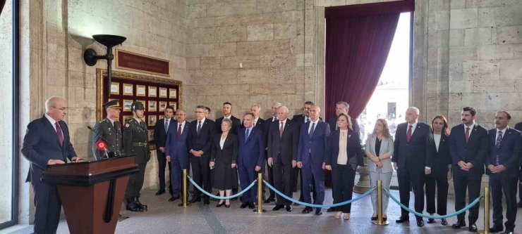 TBMM Başkanı Kurtulmuş ve Başkanlık Divanı üyeleri Anıtkabir’i ziyaret etti