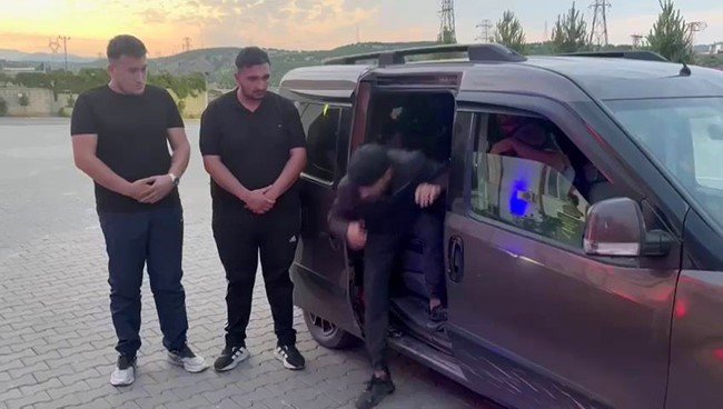 Hafif ticari aracın içinden 14 düzensiz göçmen çıktı