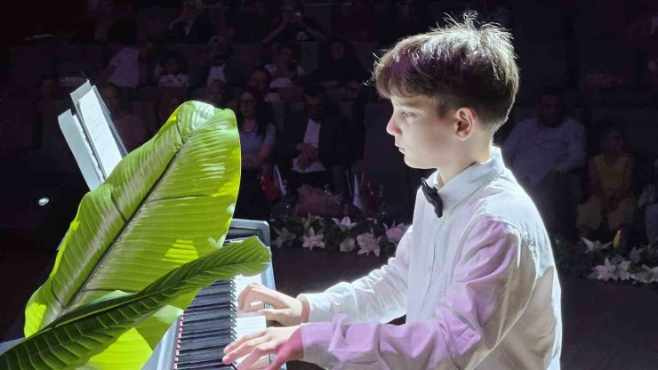 Çocuklar kulakların pasını sildi