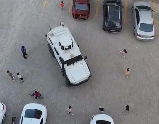 Diyarbakır’da çocuklar polis aracının etrafını sardı, meslek tanıtımı ve araca bindirilmeleriyle merakları giderildi