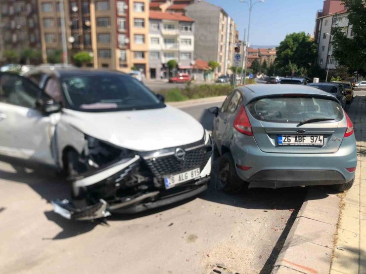 Eskişehir’de 3 araca çarparak durabilen cipin sürücüsü yaralandı