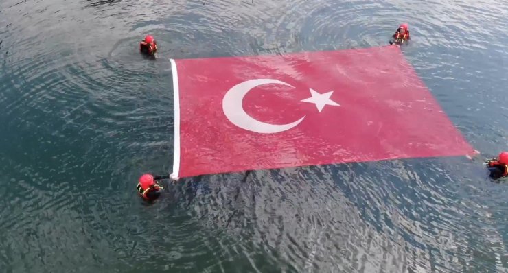 Jandarma 186. yılını böyle kutladı: Gölün içinde Türk bayrağı açtılar