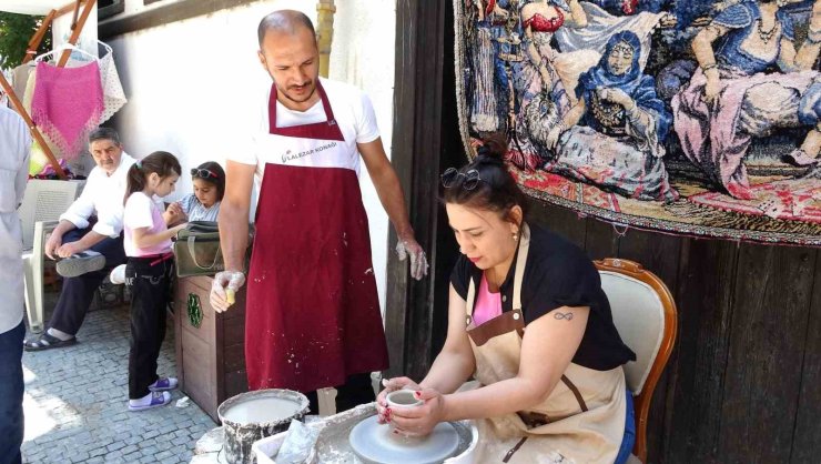 Kütahya’nın tarihi mekanlarından Germiyan Sokak’ta çini sanatı yeniden canlanıyor