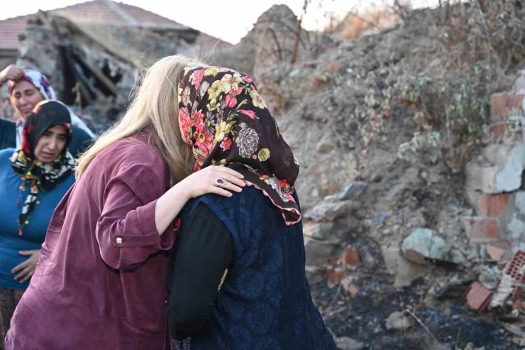 Milletvekili Ölmeztoprak’tan evi yangından etkilenen aileye ziyaret