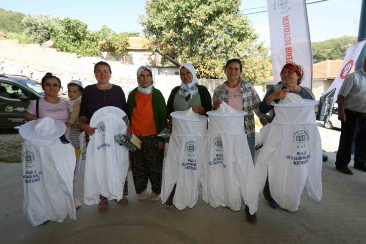 Muğla Büyükşehir’den arıcılara maske desteği