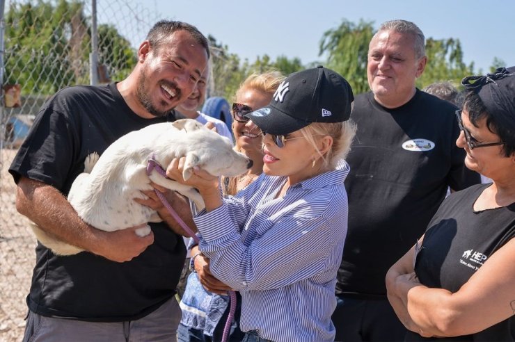 Süperstar Ajda’dan Bursa’da barınak ziyareti