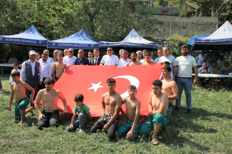 6 asırlık gelenek yaşatıldı: Düğün ve güreş coşkusu bir arada