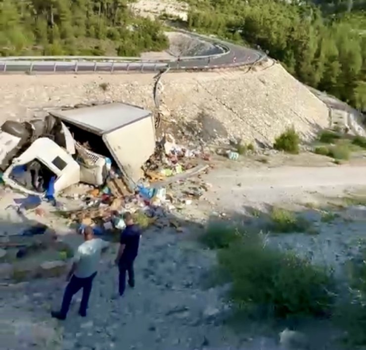 Antalya’da yoldan çıkan kamyon boş alana yuvarlandı: Sürücüsü ağır yaralandı