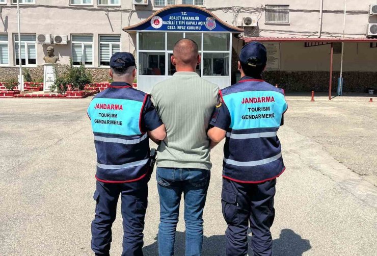 Aranan şahıslar jandarmadan kaçamadı