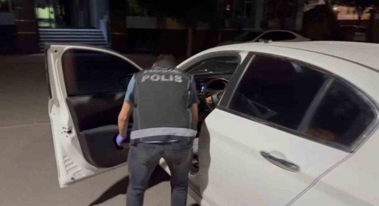 Dur ihtarına uymayan sürücü araçtan uyuşturucu fırlattı