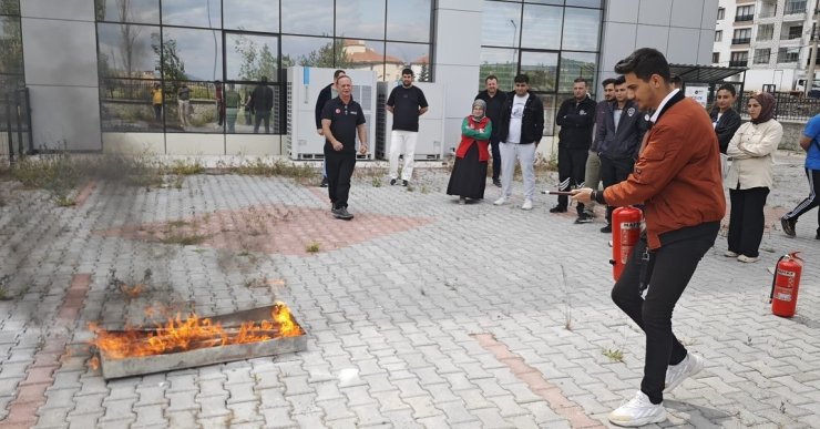 Çankırı’da kurum personellerine uygulamalı yangın eğitimi