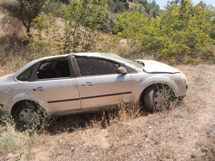 Uyuklayan sürücü eşinin ikazıyla panikleyip şarampole uçtu