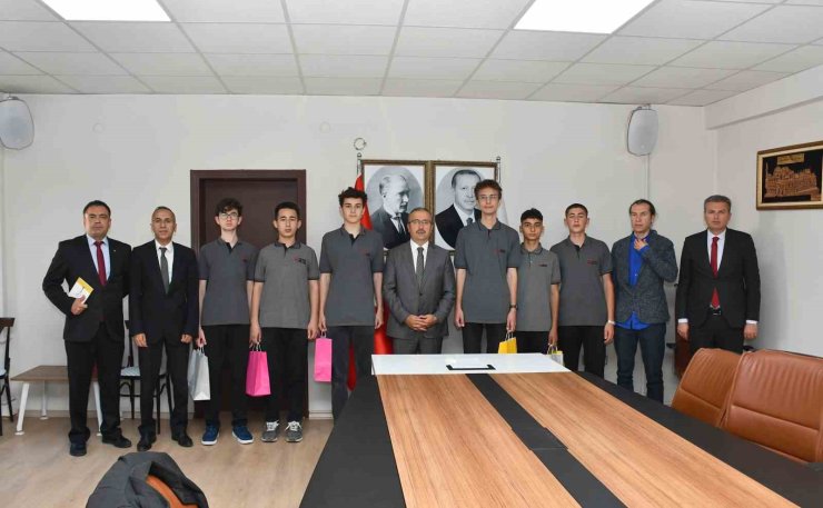 Uluslararası Robot Yarışması’nda derece alan öğrencilerden İl Milli Eğitim Müdürü Aydın’a ziyaret