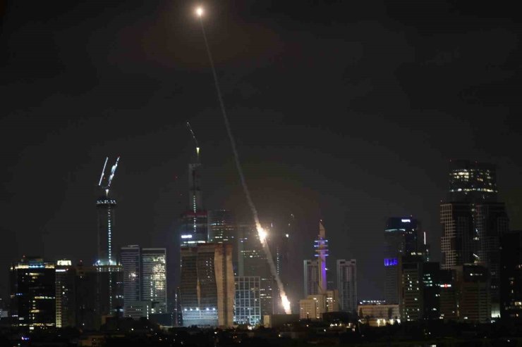 İran Devrim Muhafızları Ordusu’ndan İsrail’e hipersonik Fettah-1 füzeleri ile saldırı