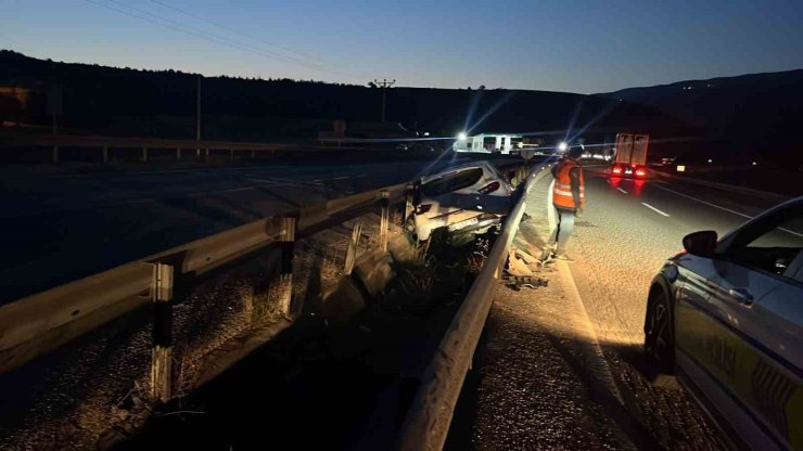 Kastamonu’da otomobil bariyerlere çarptı: 3 yaralı