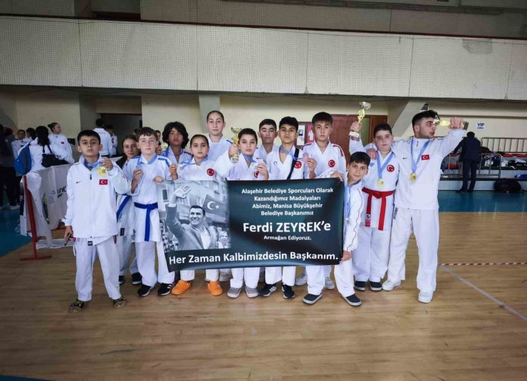 Madalyalar Ferdi Zeyrek’in anısına armağan edildi