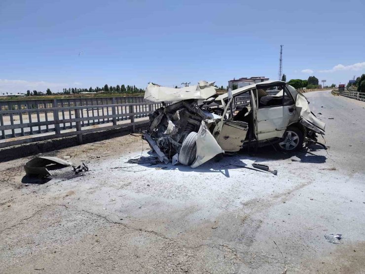 Van’da tır otomobile çarptı; 4 yaralı