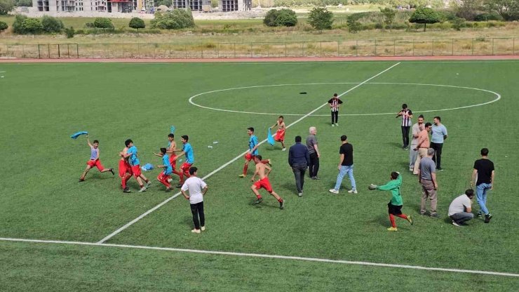 Adilcevaz’da okullar arası futbol turnuvasında kupa Aydınlar beldesinin oldu