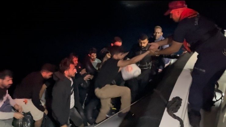 Çanakkale’de 37 kaçak göçmen ile 2 göçmen kaçakçısı yakalandı