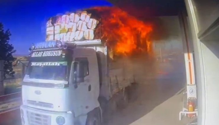 Diyarbakır’da alev alan saman yüklü kamyon, akaryakıt istasyonuna girdi