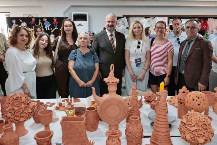 Menemen’de, kültür sanat kursları yıl sonu sergisi