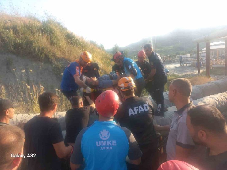 Direksiyonda sıkışan kamyon sürücüsü ADAD ekipleri tarafından kurtarıldı