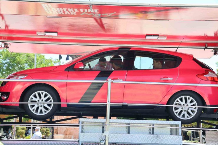 Emniyet kemerinin önemini simülasyon aracında anladılar