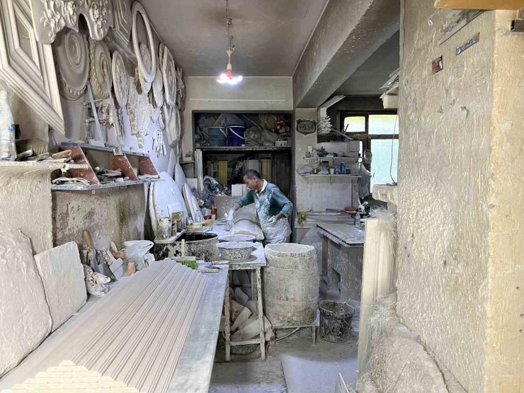 37 yıldır alçıyı sanat eserine dönüştürüyor