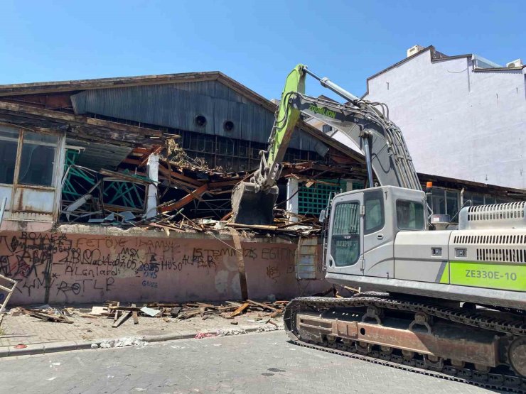 Mimarlardan büyükşehre tepki; "Denizli’ye sormadan 69 yıllık tarihi yok ettiniz"