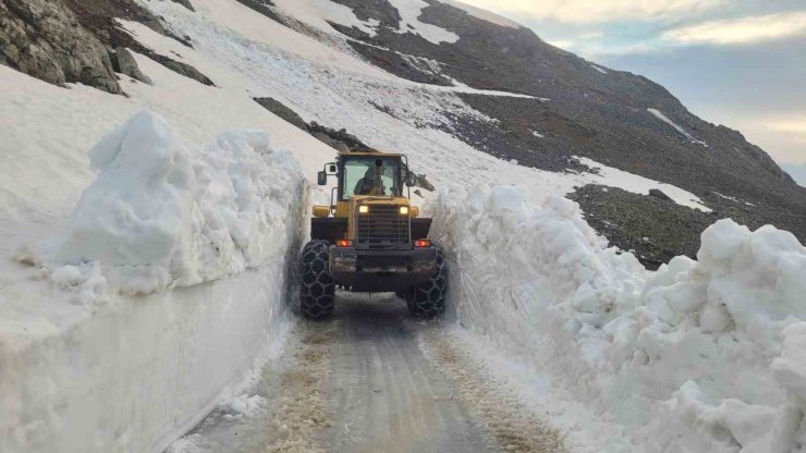 Trabzon’da bir yandan yayla yollarında karla mücadele çalışması yapılıyor bir yandan yayla yolları betonlanıyor