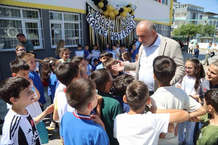 Başkan Sandıkçı, öğrencilerin karne heyecanına ortak oldu