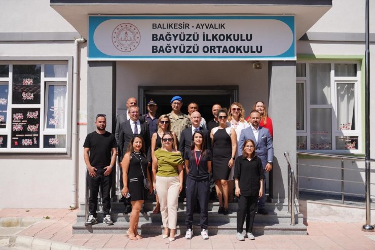 Ayvalık’ta öğrencilerin karne heyecanı